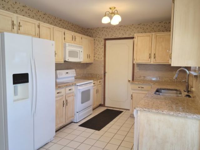 Building Photo - 21201 Silktree Cir