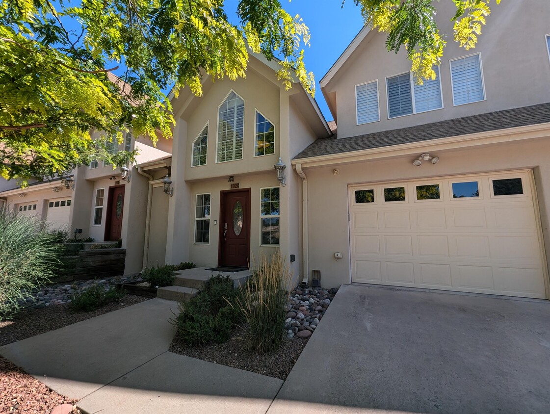 Primary Photo - 102 C Racquet Dr