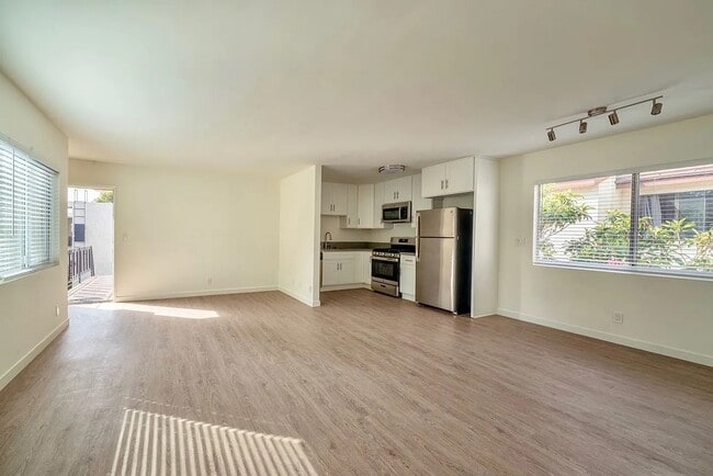 Building Photo - 520 E Magnolia Blvd