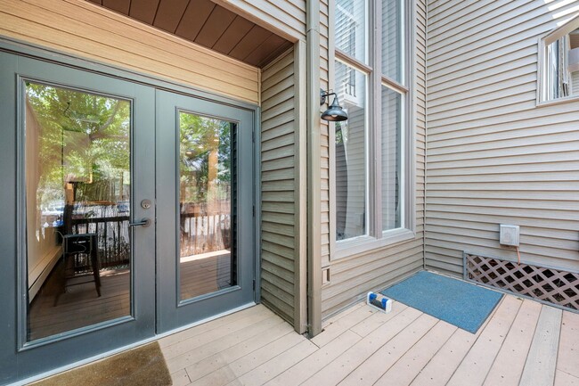 Building Photo - LUXURY KITCHEN, QUIET WEST END SETTING WITH OPEN SPACE AND CREEK ACCESS