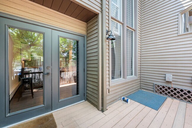 Foto del edificio - LUXURY KITCHEN, QUIET WEST END SETTING WITH OPEN SPACE AND CREEK ACCESS