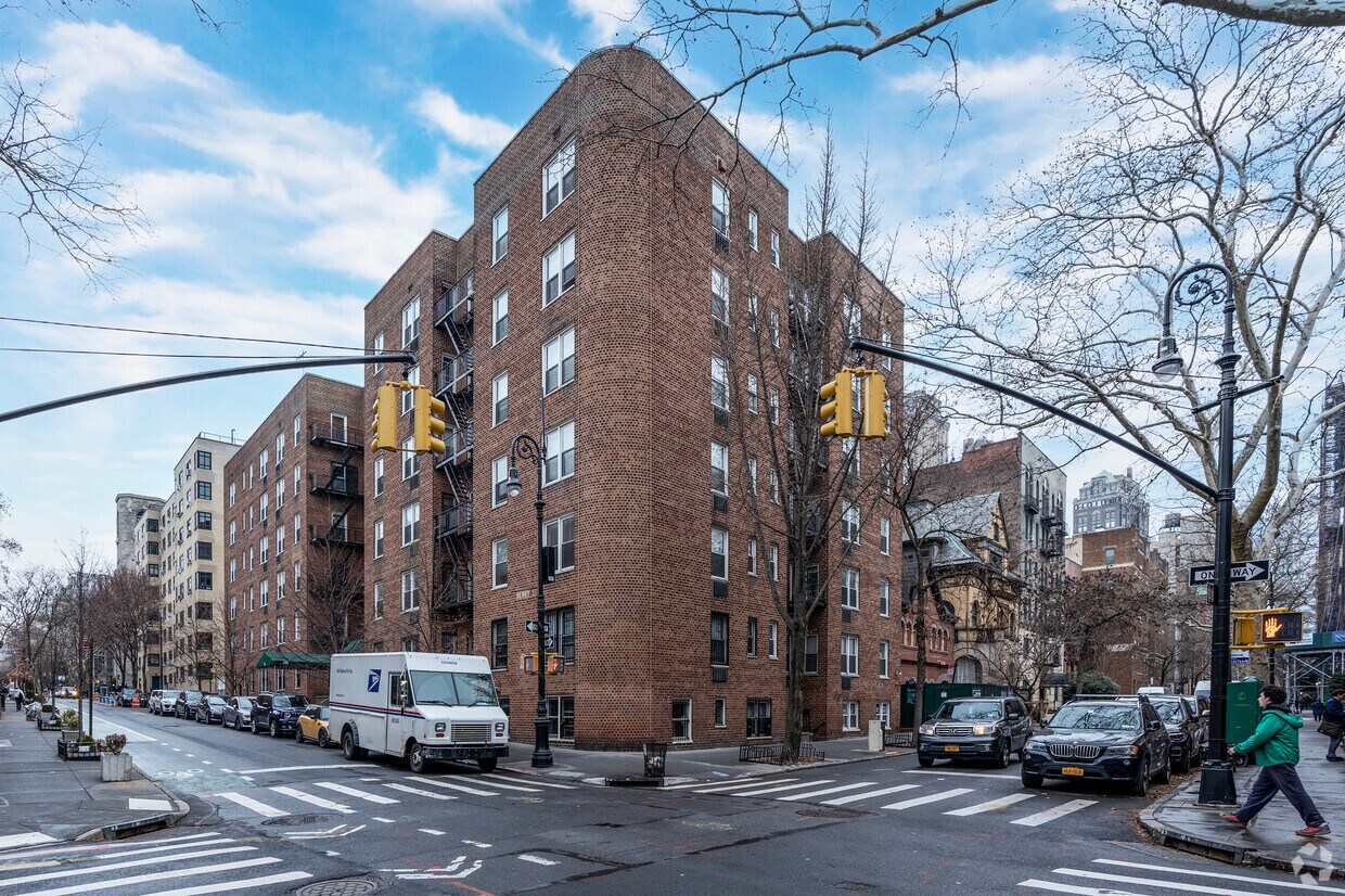 Primary Photo - 245 Henry St