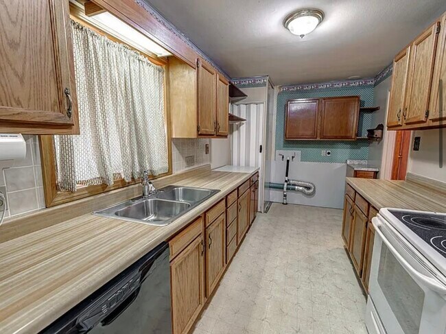 Kitchen - 1009 Apache Dr