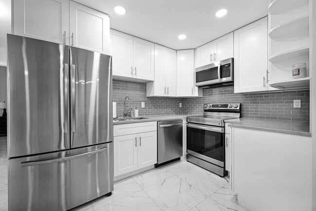 Building Photo - 6279 Bay Club Dr