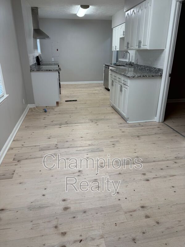 Building Photo - 403 46th St
