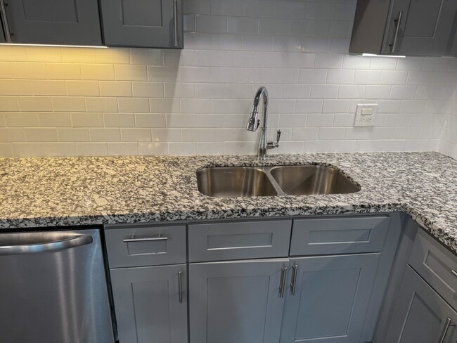 Foto del edificio - 4939 Ambient Dr