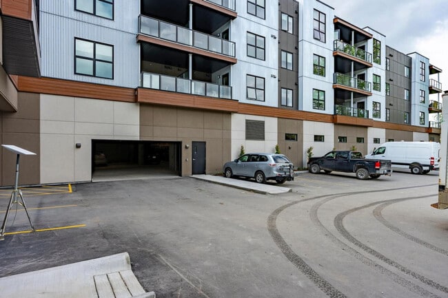 Photo du bâtiment - 901-907 7 St N