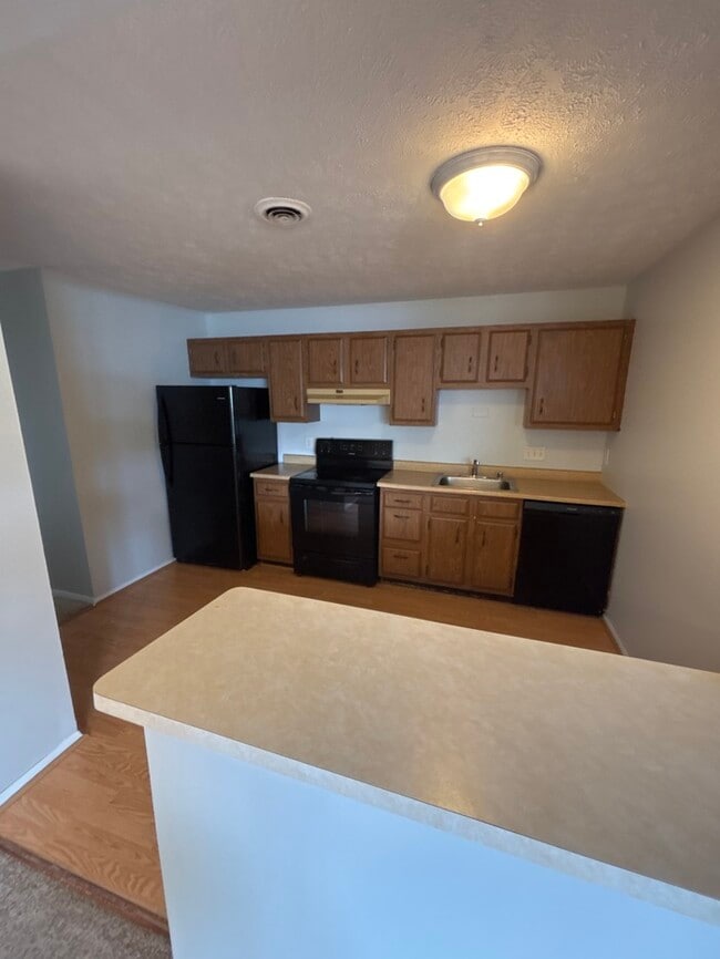Building Photo - 2 bed 1.5 bath condo