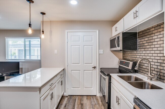 Foto del edificio - 4702 San Jacinto St