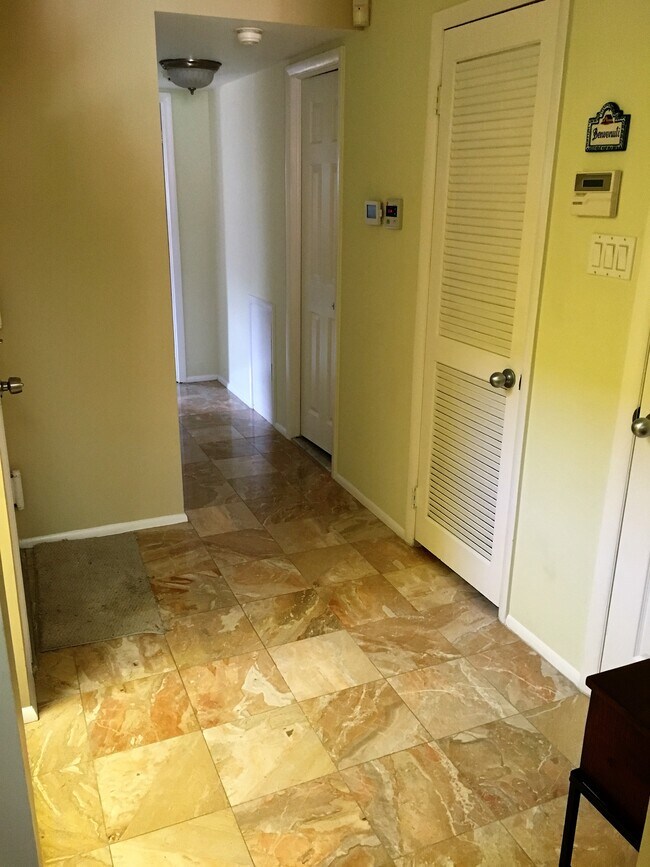 Foyer - 9541 James St