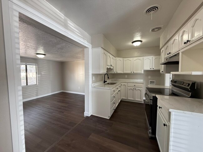 Building Photo - 1404 Chaco Ave