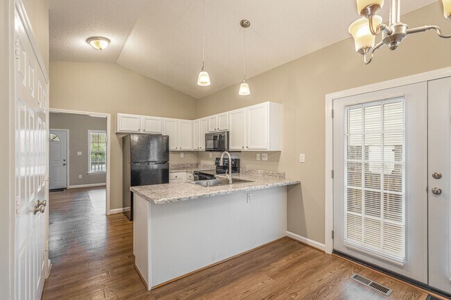 Foto del edificio - Like New Home off Freeman Mill.  Just Painted, New Wood/Vinyl Flooring, Vaulted Ceilings, Front P...