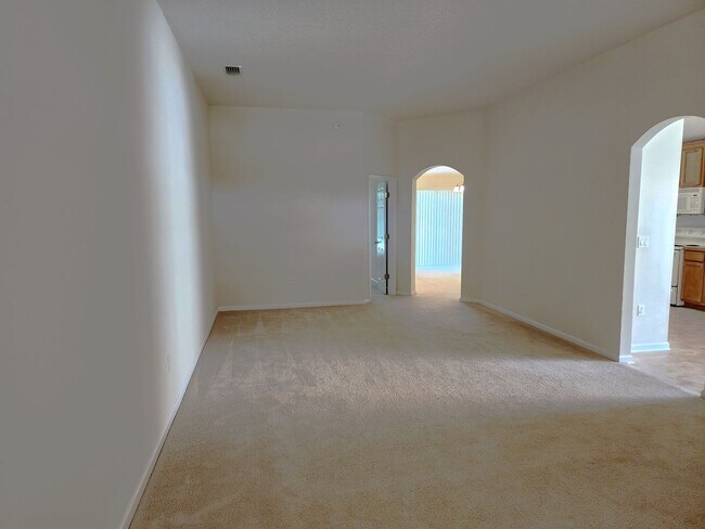 Foto del edificio - 4 Bedroom 2 Bath Brick and Stucco in desirable Silver Creek