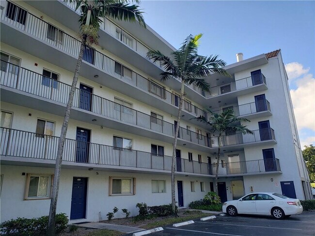 Foto del edificio - 8750 N Sherman Cir