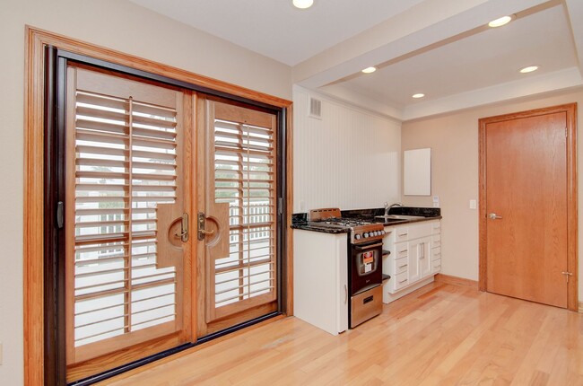 Building Photo - Superb Studio Near the Beach and Goldenwes...