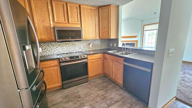 Building Photo - Charming 2-Bedroom Townhouse in Apple Valley – Cozy 1190 Sq Ft Retreat! Available now