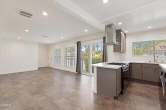 Building Photo - 2664 S La Brea Ave