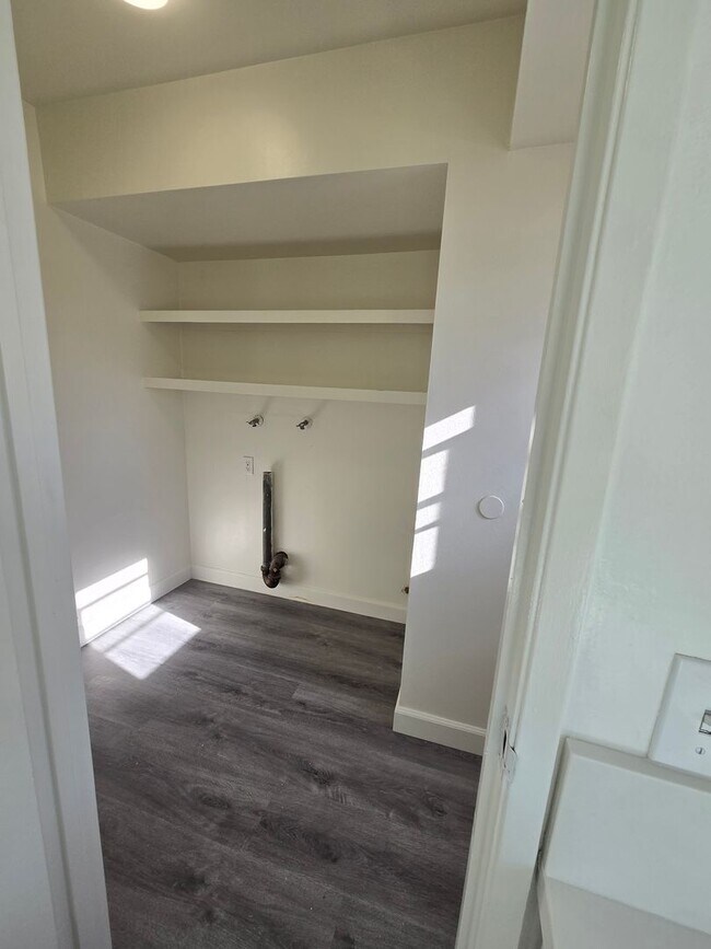 Building Photo - Townhouse style Condo in Anaheim