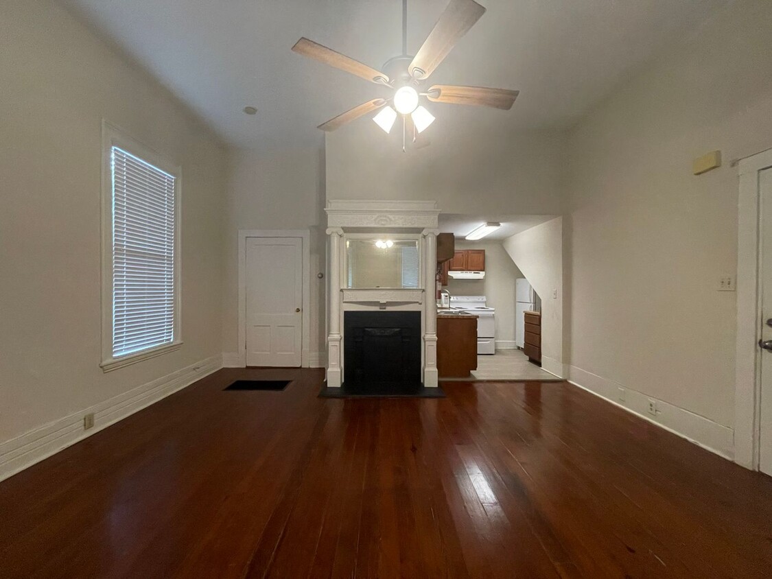 Primary Photo - One Bedroom Apartment Off of Tattnall Squa...