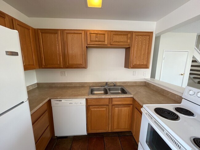 Building Photo - 2 BEDROOM 1 1/2 BATH TOWNHOME CENTRALLY AN...