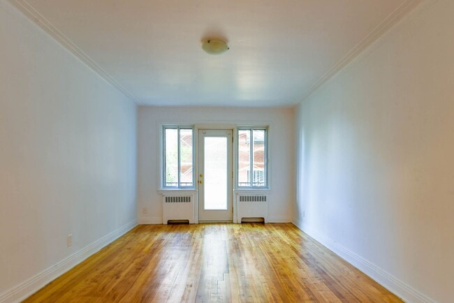 Building Photo - 4585 Av. Dupuis