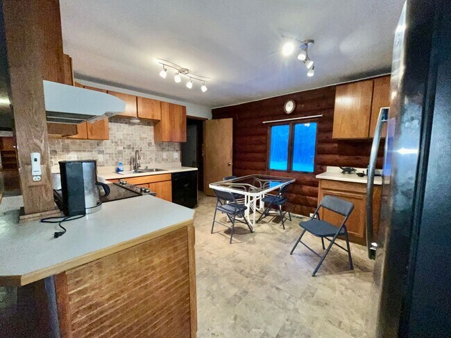 Building Photo - Pet friendly, 4 bedroom home in North Pole