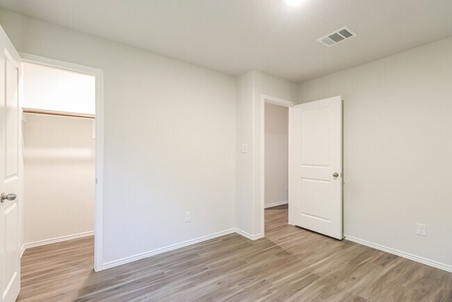 Building Photo - 2413 Carp Dr