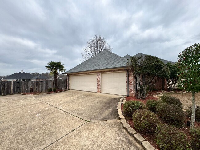 Foto del edificio - Large fully fenced yard.... Close to Barksdale Air Force Base.. BAFB