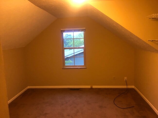 Building Photo - Charming 4-Bedroom Cape Cod Home in Knoxville