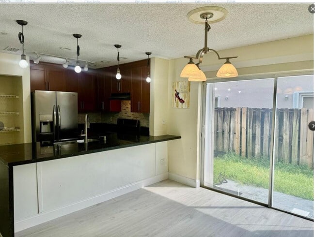 Foto del edificio - 4241 SW 72nd Terrace