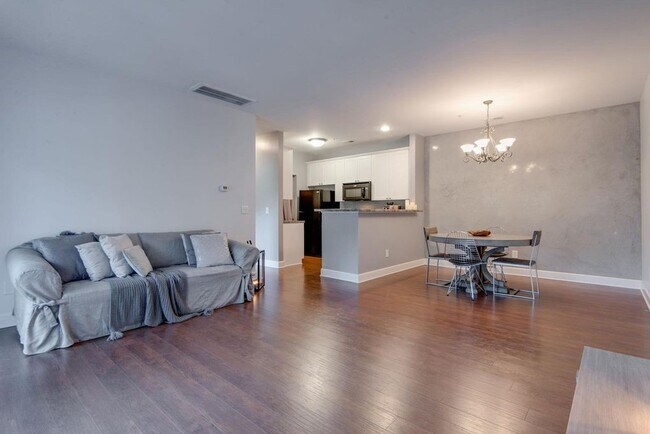 Foto del edificio - 8231 Lenox Creekside Dr