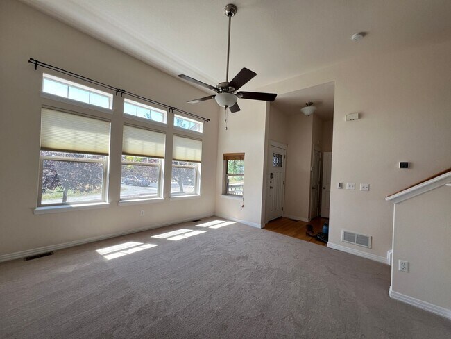Building Photo - Charming Townhouse with Modern Comfort in ...