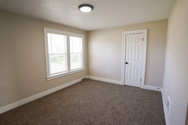 Building Photo - Freshly Renovated 4-Bedroom Home – Quality...