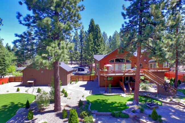 Building Photo - Amazing park-like setting with a unique op...