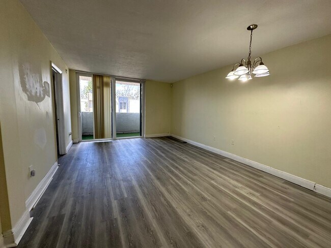 Building Photo - 10000 NW 80th Ct