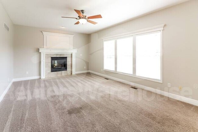 Building Photo - Spacious 4 bd, 3bth Home in Lee's Summit!