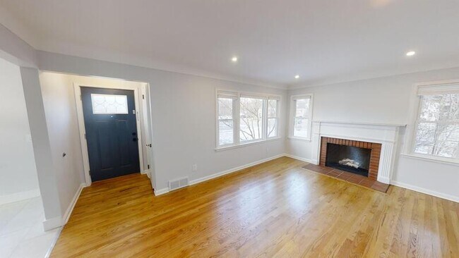 Building Photo - 1801 Cayuga Pl