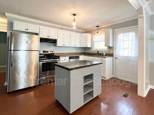 Building Photo - 5105 Lynnwood Ave