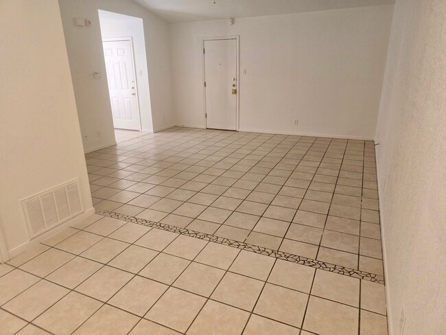 Foto del edificio - 1602 Van Zanten Dr