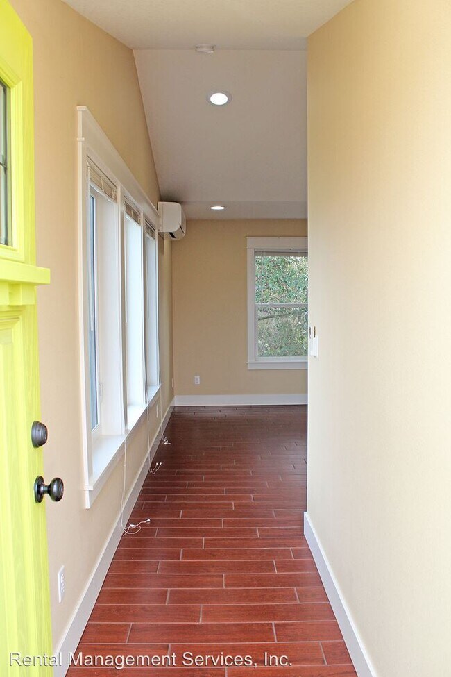 Building Photo - 4222 SE Holgate Blvd
