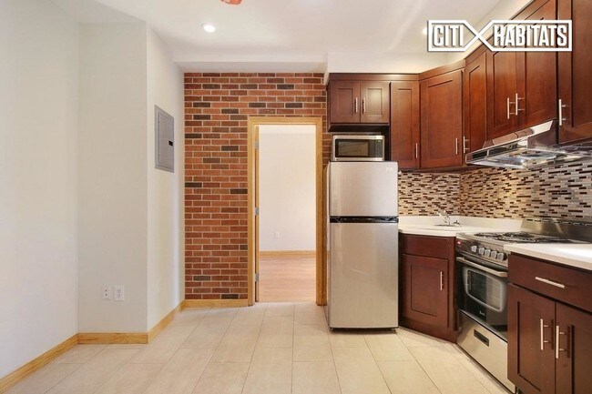Building Photo - 202 MOTT St