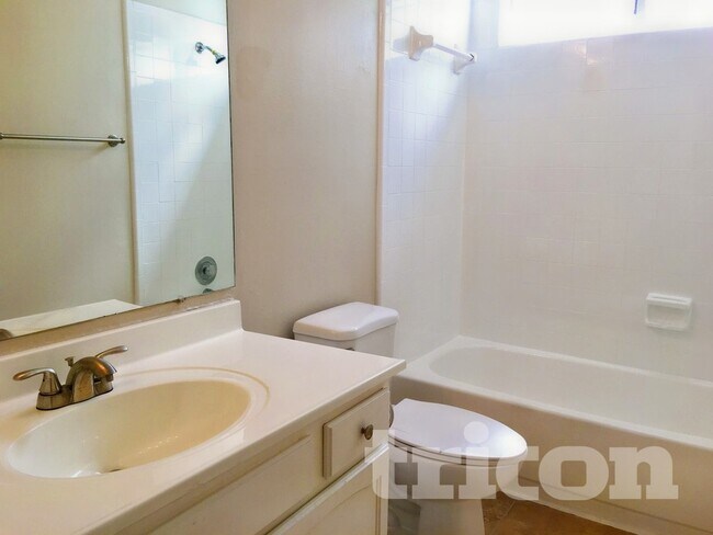 Building Photo - 15647 Meadow Village Dr