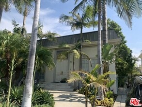 Building Photo - 302 N Maple Dr