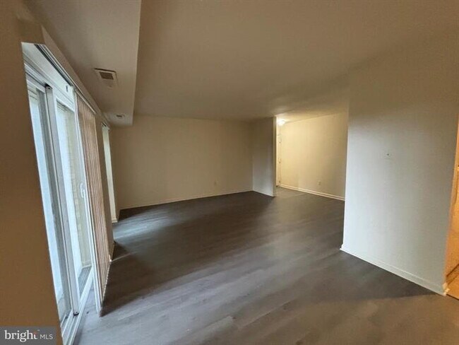 Foto del edificio - Charming Edsall Bluff Condo: Your Alexandria Oasis