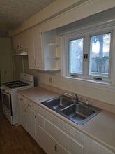 Building Photo - 415 E 5th St