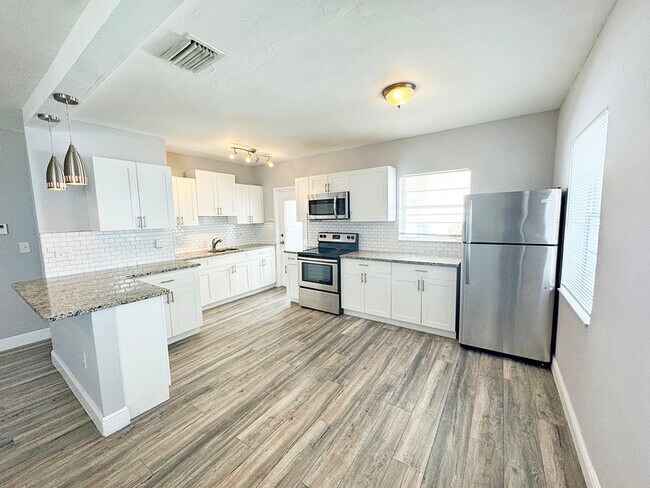 Building Photo - 4552 N Ocean Dr