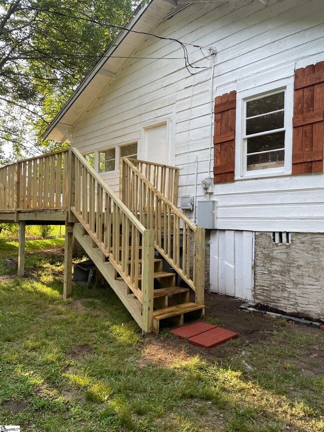 Building Photo - 779 Saxon Ave