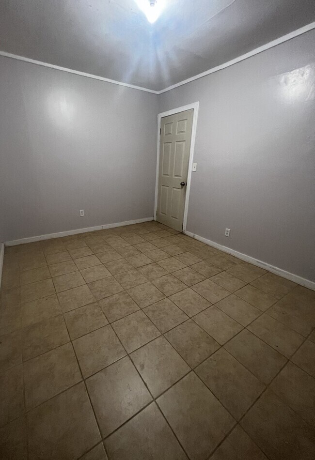 Dormitorio - 7409 N Doffing Rd