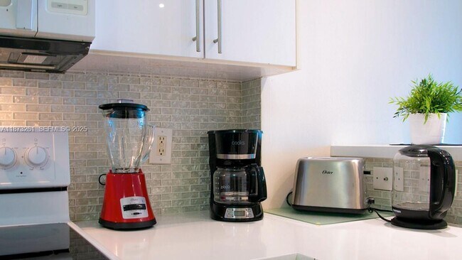 Foto del edificio - 18100 N Bay Rd