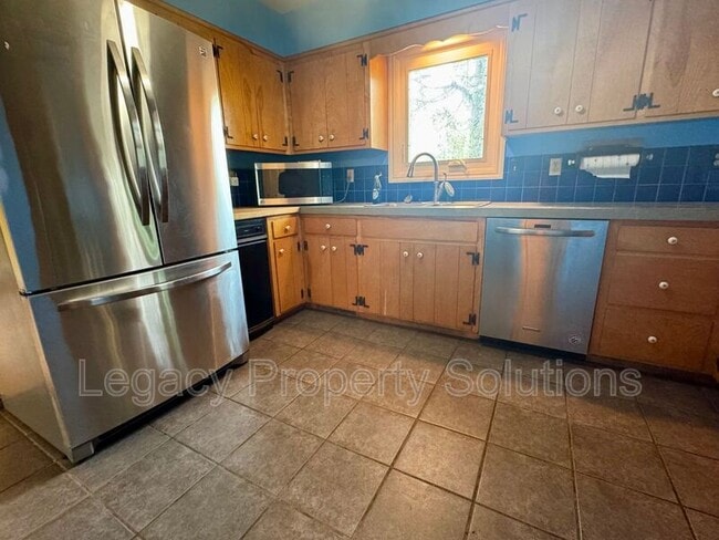 Building Photo - 401 Oakfield Dr